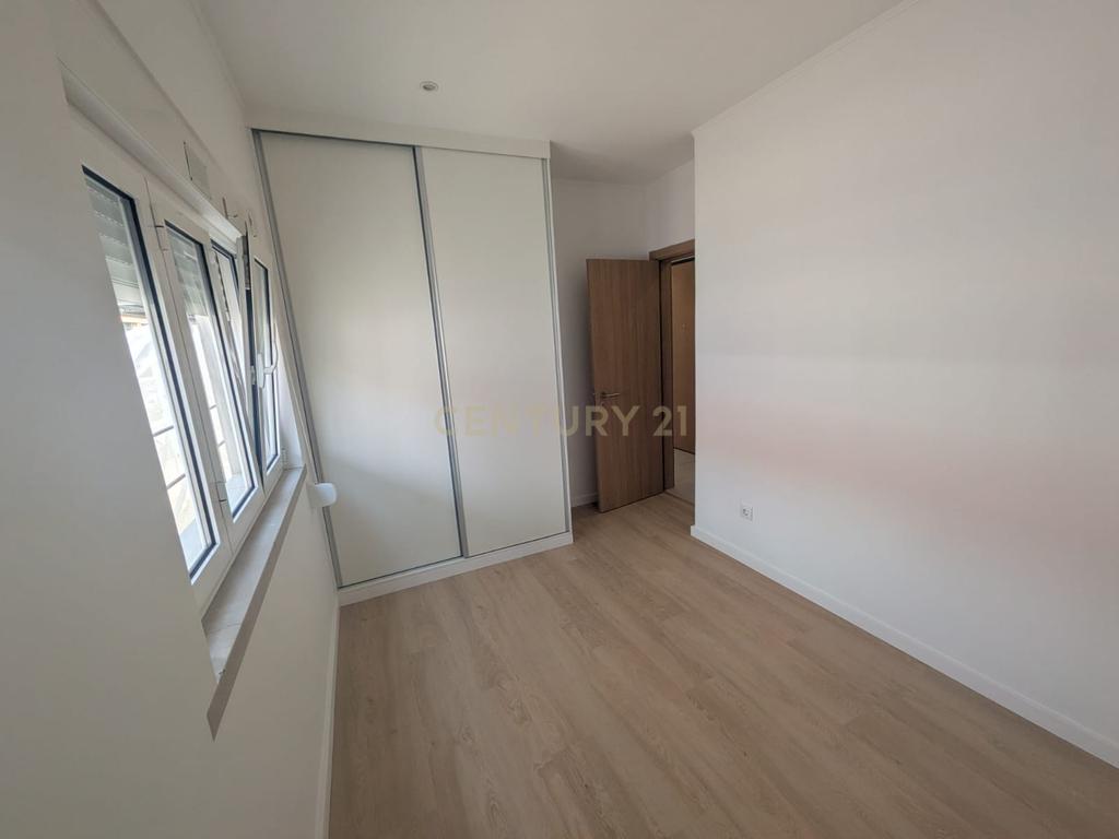 Apartamento T1 Remodelado no Centro da Amadora - Image 17