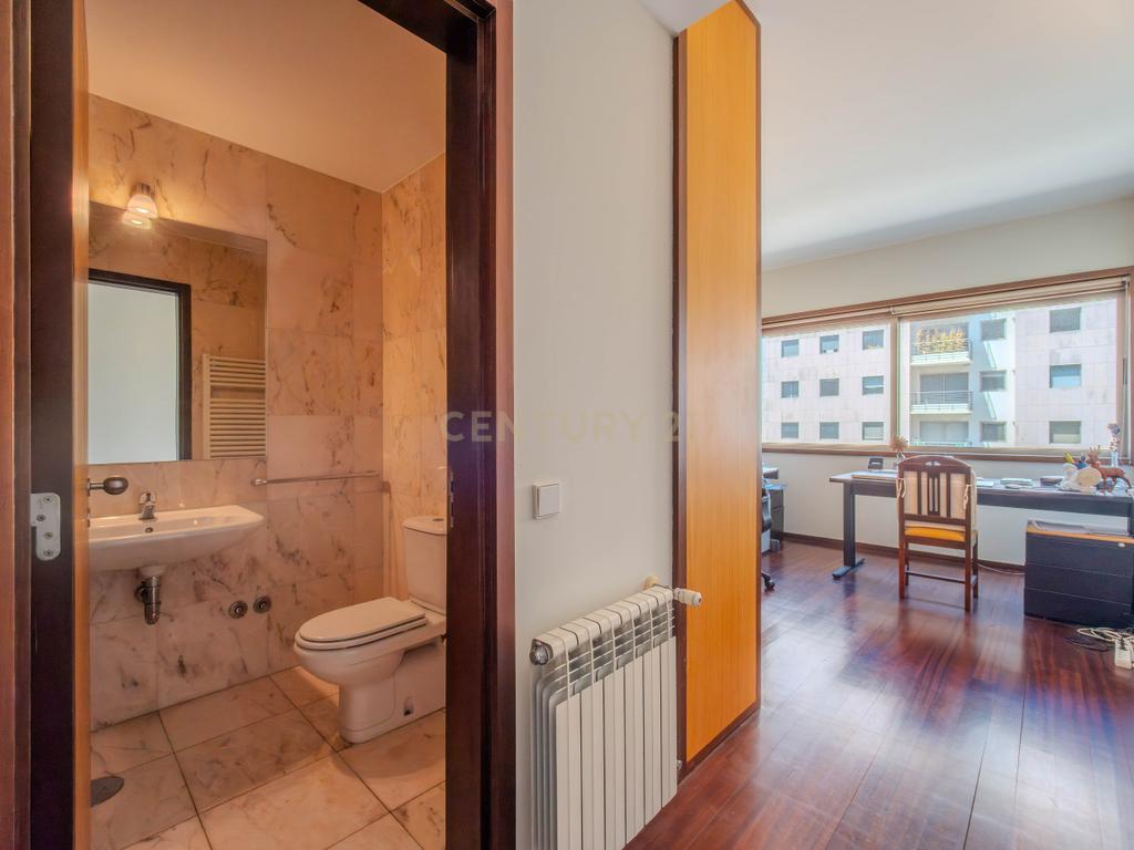 Apartamento T5 na zona do Aviz - Porto - Image 30
