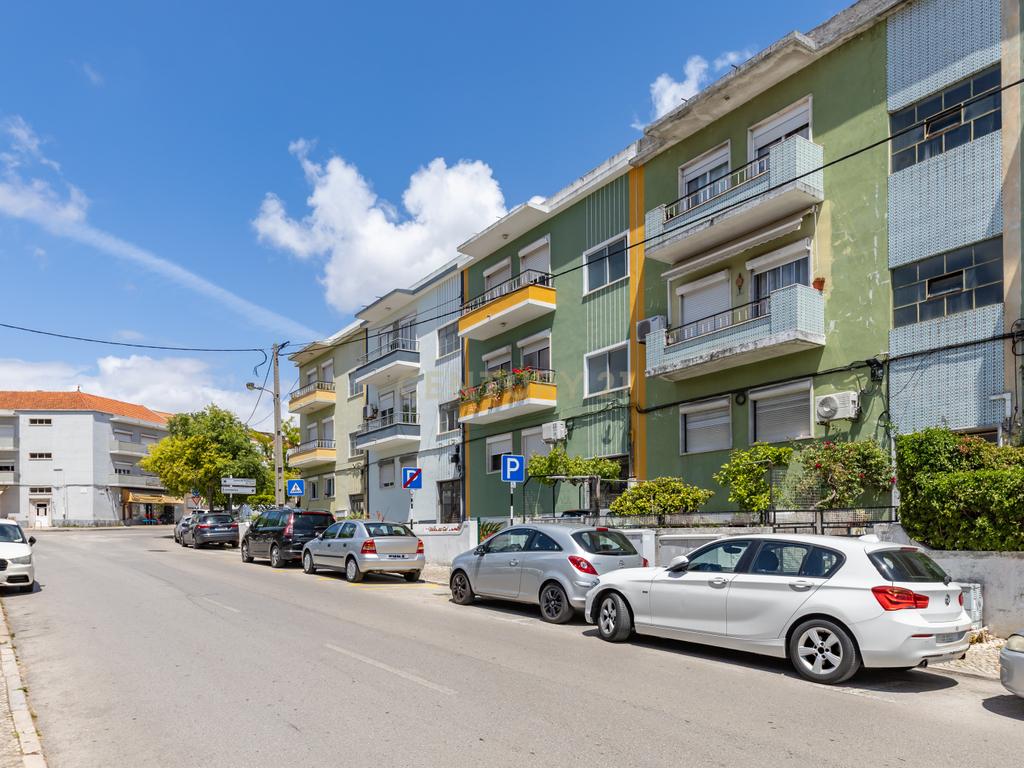 Apartamento T3 no Feijó com logradouro de 261 m2 - Image 3