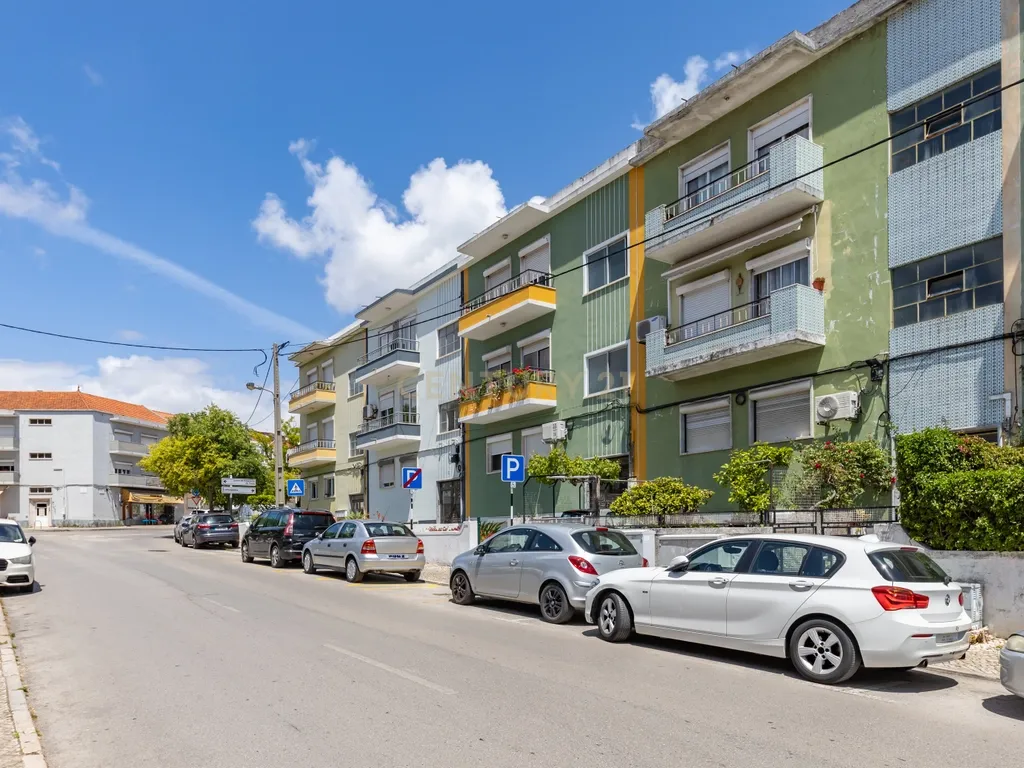 Apartamento T3 no Feijó com logradouro de 261 m2 - Image 3