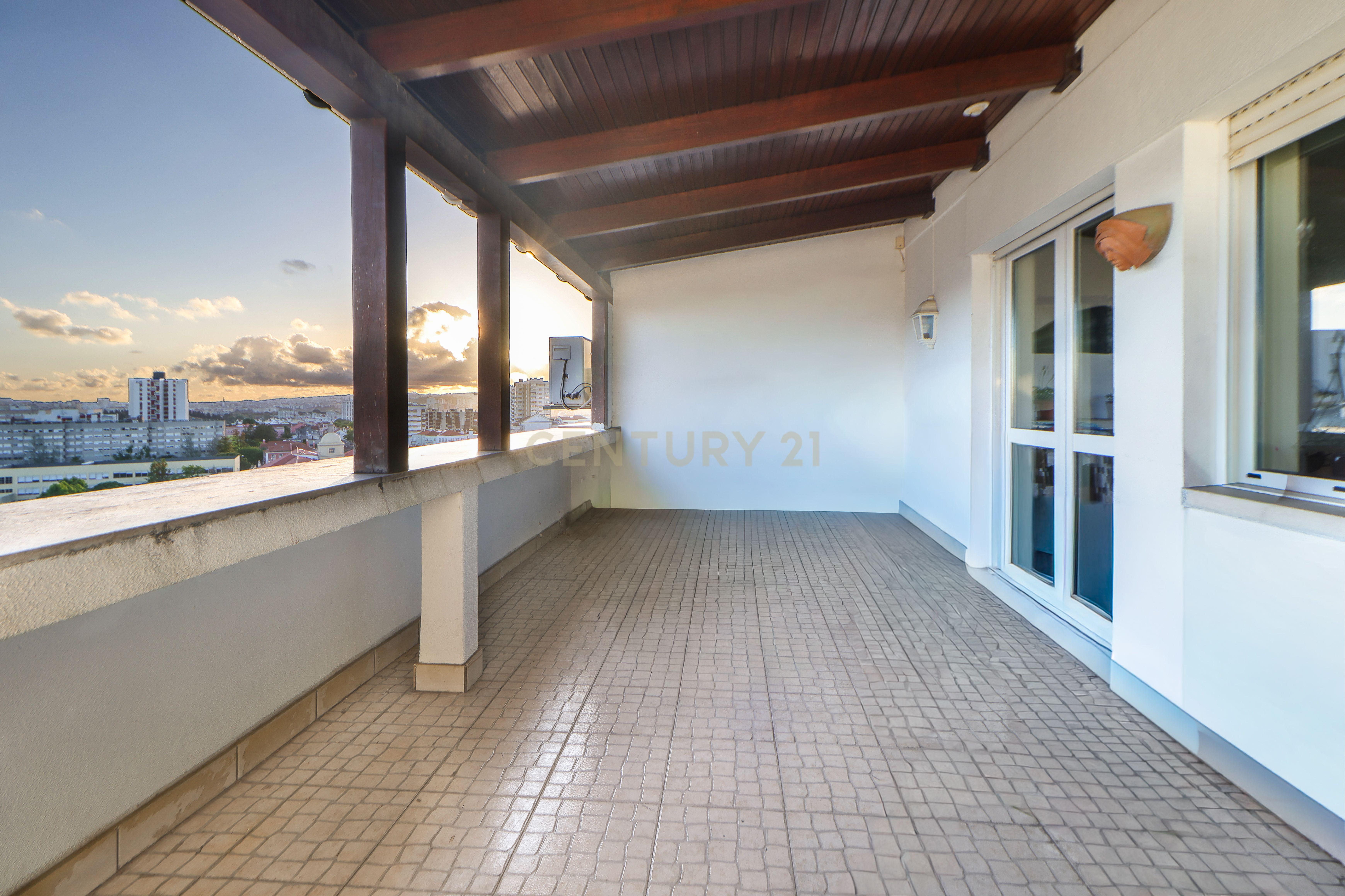 Fotografia 12 de Espaçoso T4 transformado em T2 com terraço em Carnide, Lisboa - Oportunidade Única!