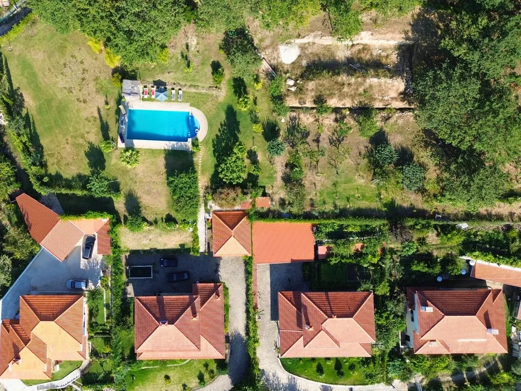 Propriedade com moradia T3 e piscina, Macieira de Cambra - Image 34