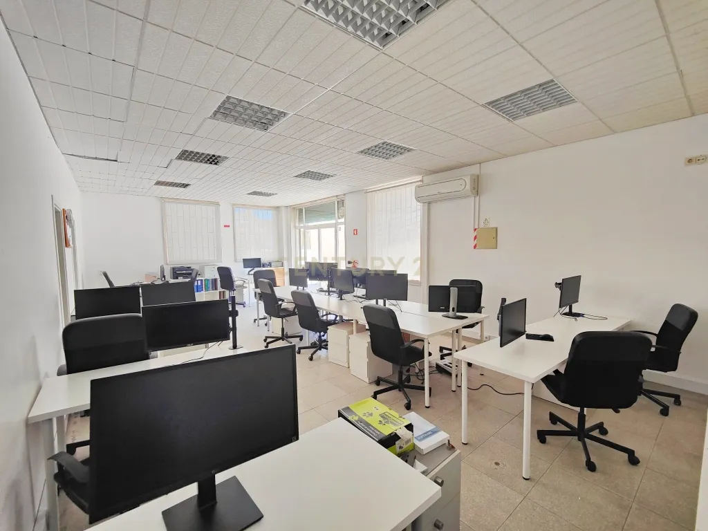 Loja em Alverca, arrendada por 700,00€ mês, com parqueamento e arrecadação - Image 5