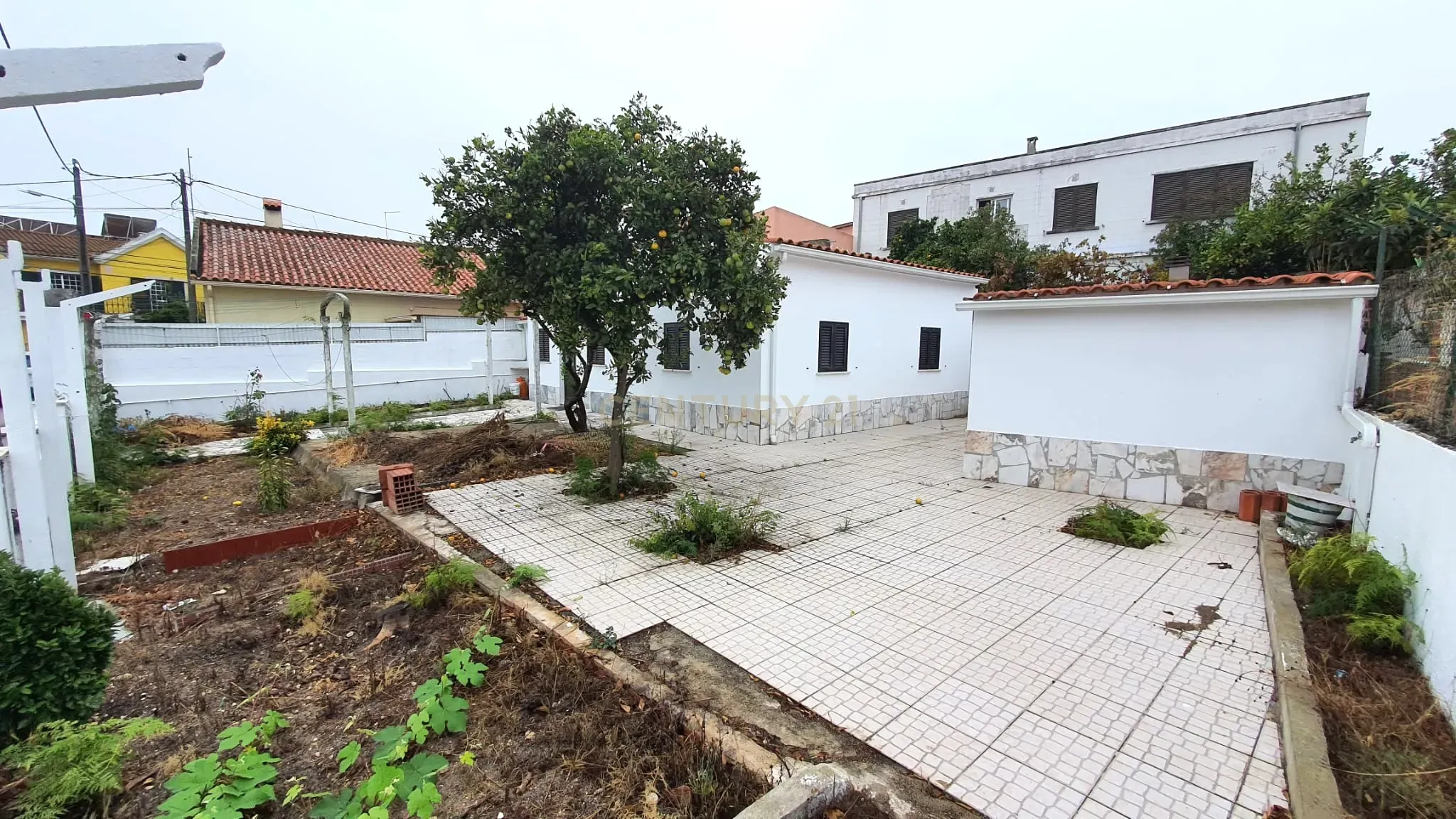 Moradia Térrea nas Quintinhas inserida num lote de 264m2 - Charneca Caparica - Image 2