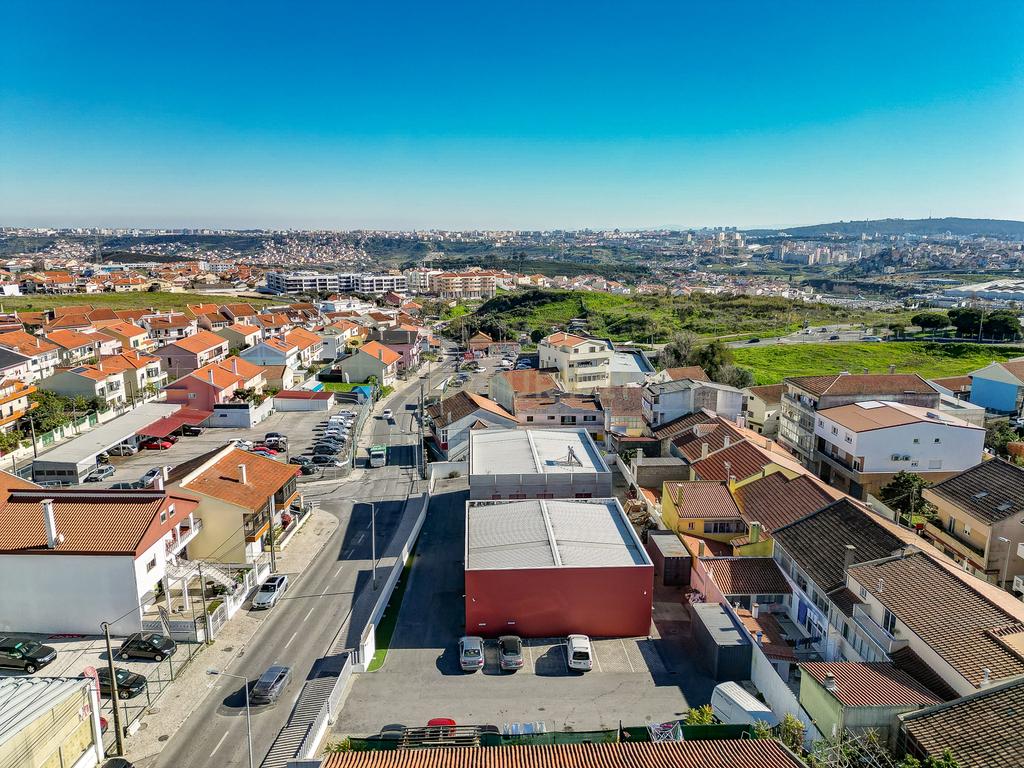 Loja para comércio e serviços com 836m2, lote de terreno com 1.722m2 e 21 lugares, na Amadora - Image 1
