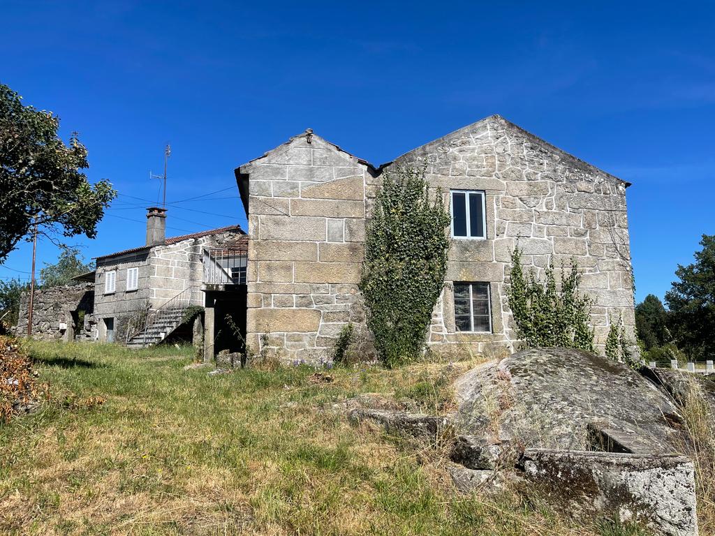 Uma quinta com uma casa que necessita de restauro, situada num terreno de 4000m², cortado por um riacho. - Image 1