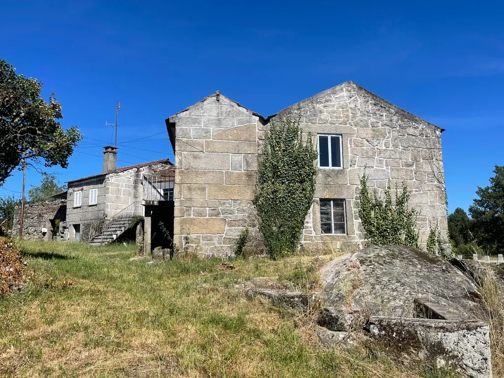 Uma quinta com uma casa que necessita de restauro, situada num terreno de 4000m², cortado por um riacho. - Image 1