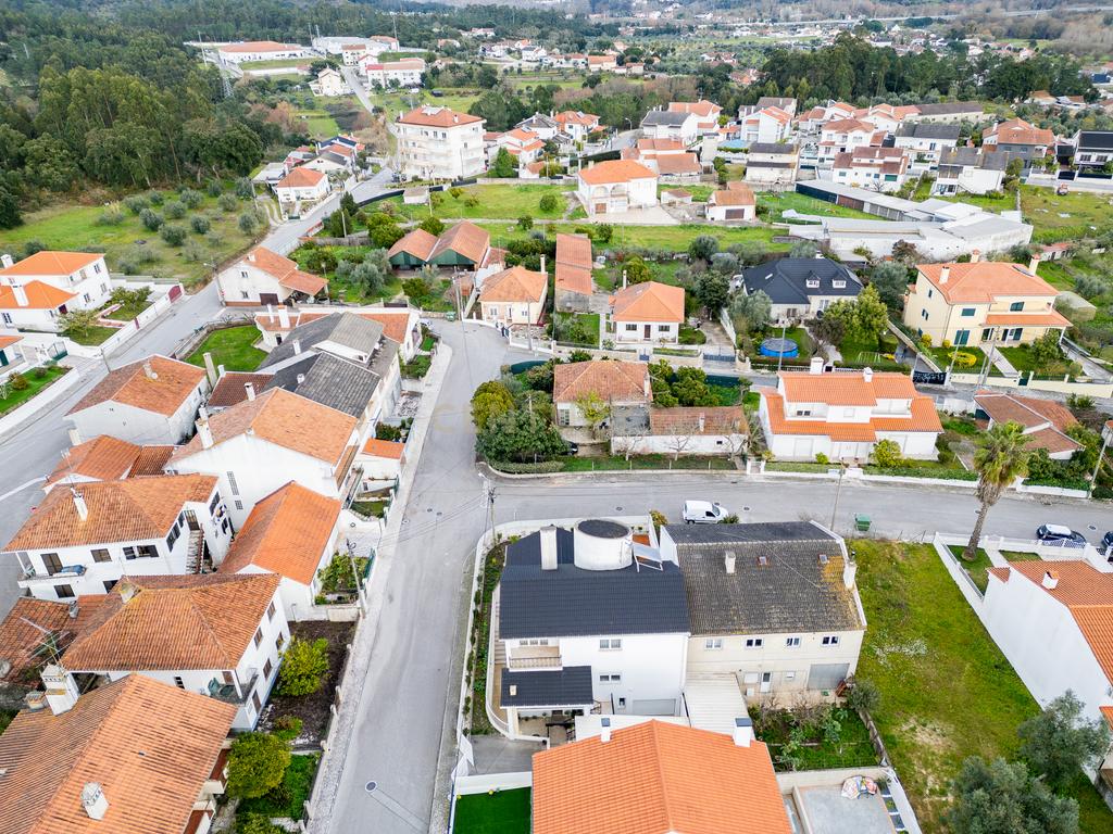 Espaçosa Moradia em Ourém / Jardim  - Image 27