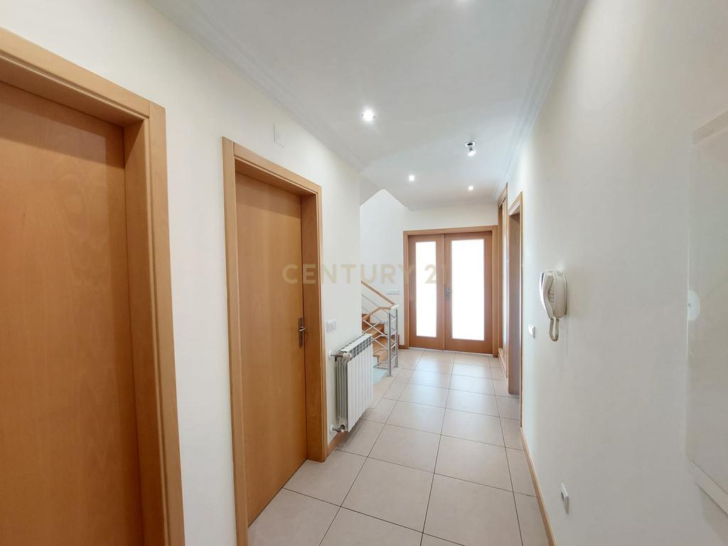 Moradia T4 de 3 Pisos com Piscina e Jardim - Image 3