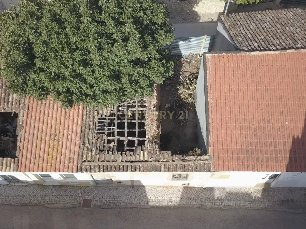 Moradia para reabilitação urbana no centro de Lagoa - Image 4