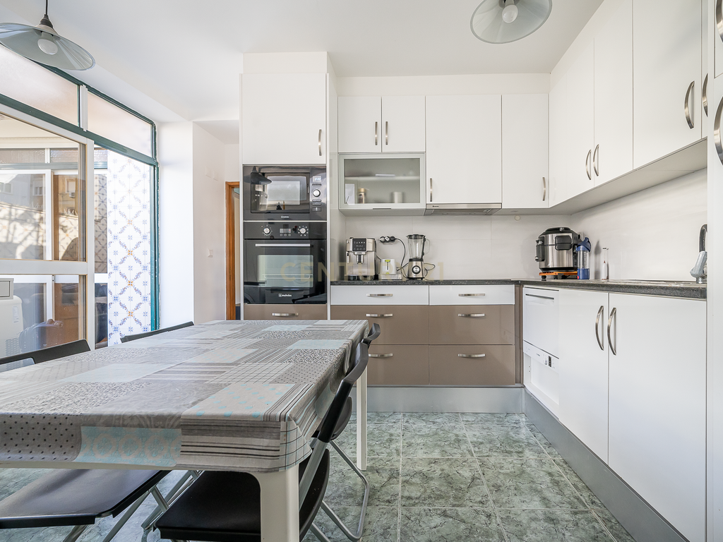 APARTAMENTO T2+1 COM TERRAÇO EM CAMPO DE OURIQUE - Image 4