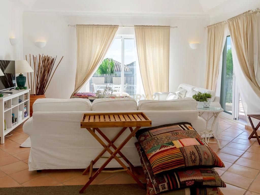 Moradia de Luxo na Quinta do Lago | 4 Quartos e 4 Casas de Banho ! Elegância, Exclusividade e Vista Mar! - Image 5