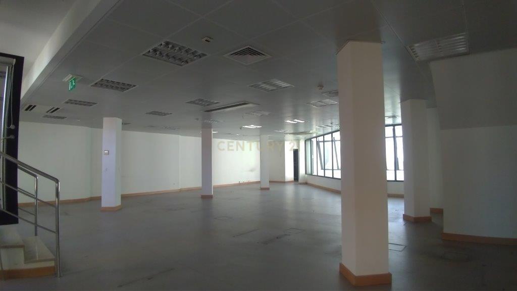 Prédio destinado a Comércio e Serviços - Vila Real - Image 3
