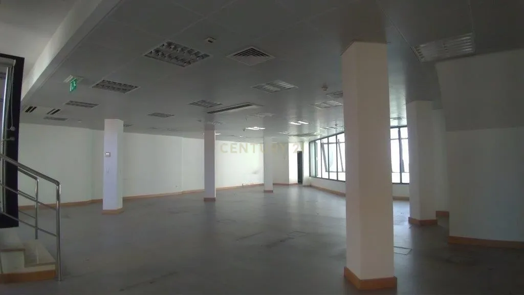 Prédio destinado a Comércio e Serviços - Vila Real - Image 3