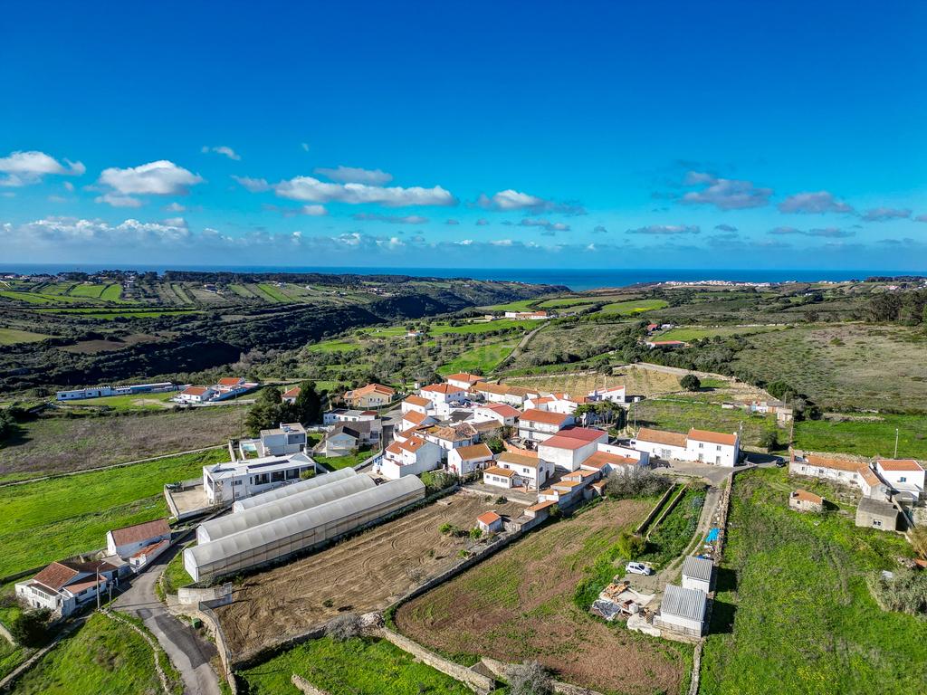 Moradia Isolada T3 com 2480m2 de terreno, poço e com anexos - Image 1