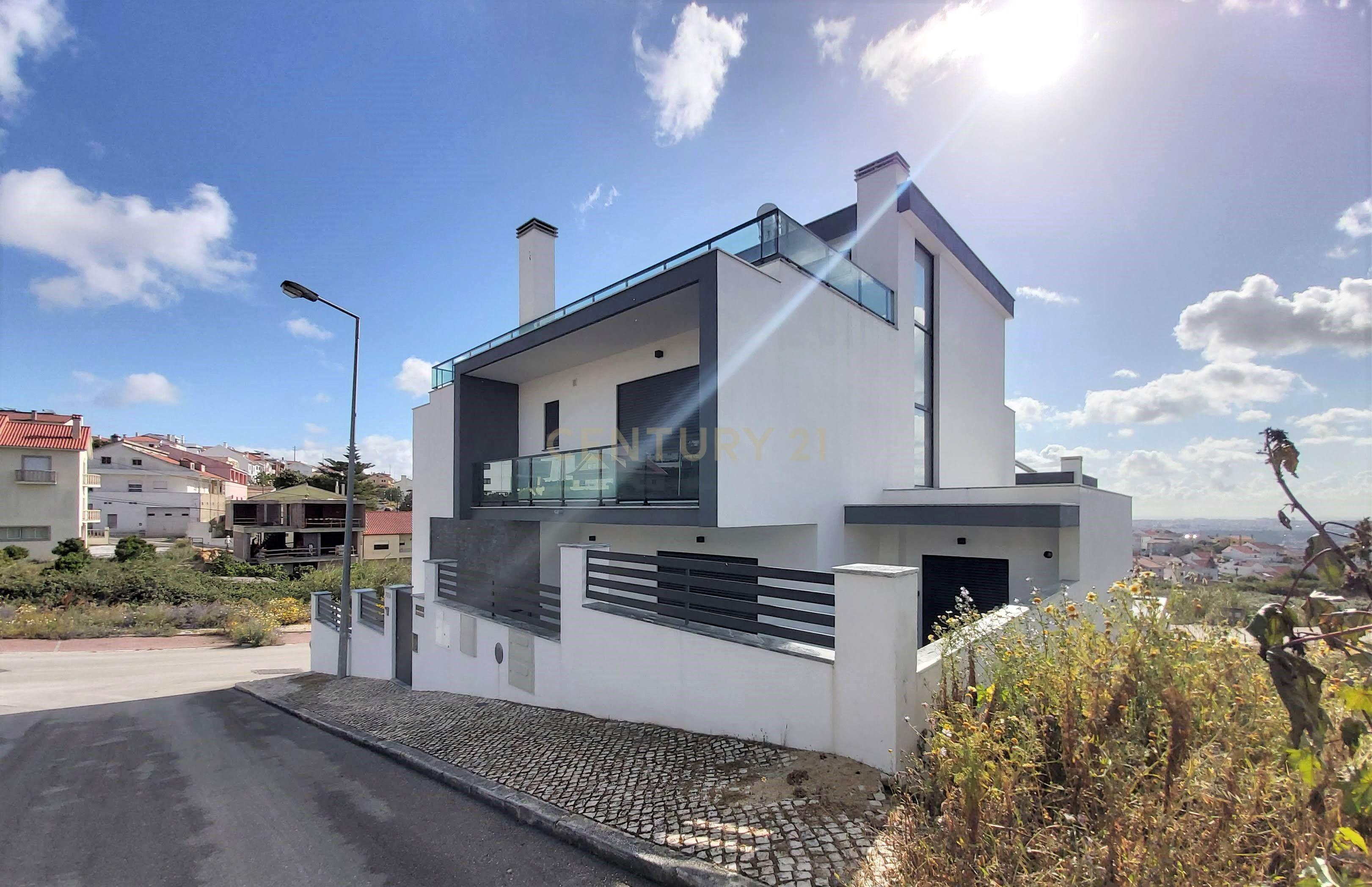 MORADIA T5 + 3 EM FAMÕES, COM PISCINA, JARDIM E BOX PARA 4 CARROS - Image 4