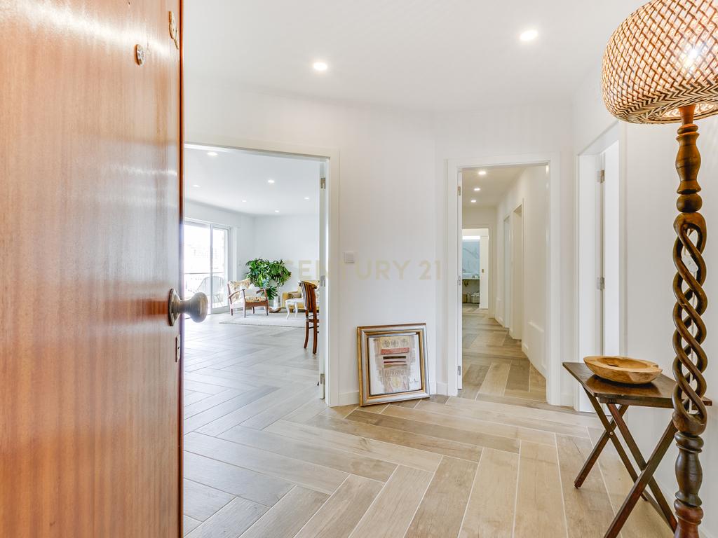 Apartamento T4 com 3 Suites, em zona Prime de Algés - Image 3