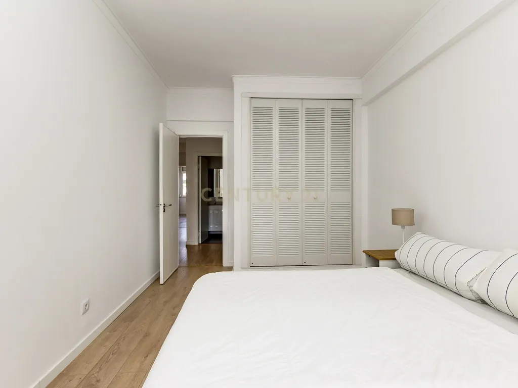 Apartamento T2 luminoso e totalmente remodelado - Rua Passos Manuel - Image 9