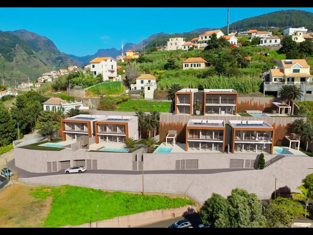Terreno de Excelência | 3 Terrenos com Licença de Construção Emitida | Projeto para 5 Moradias de Prestígio | Vista Panorâmica para o Mar - Image 1