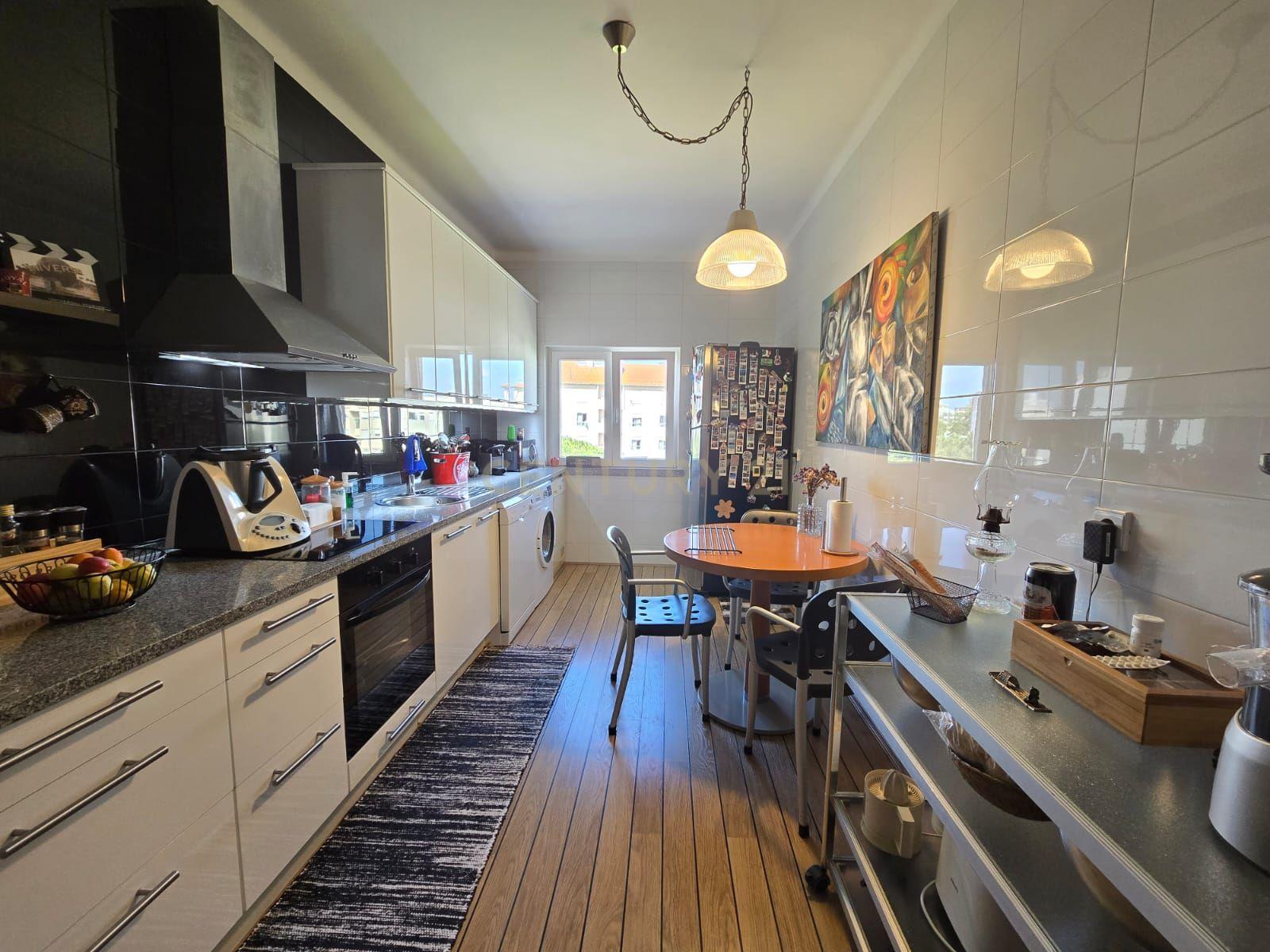 Apartamento T3 Transformado em T2 com Acabamentos de Luxo no Centro do Laranjeiro - Image 14