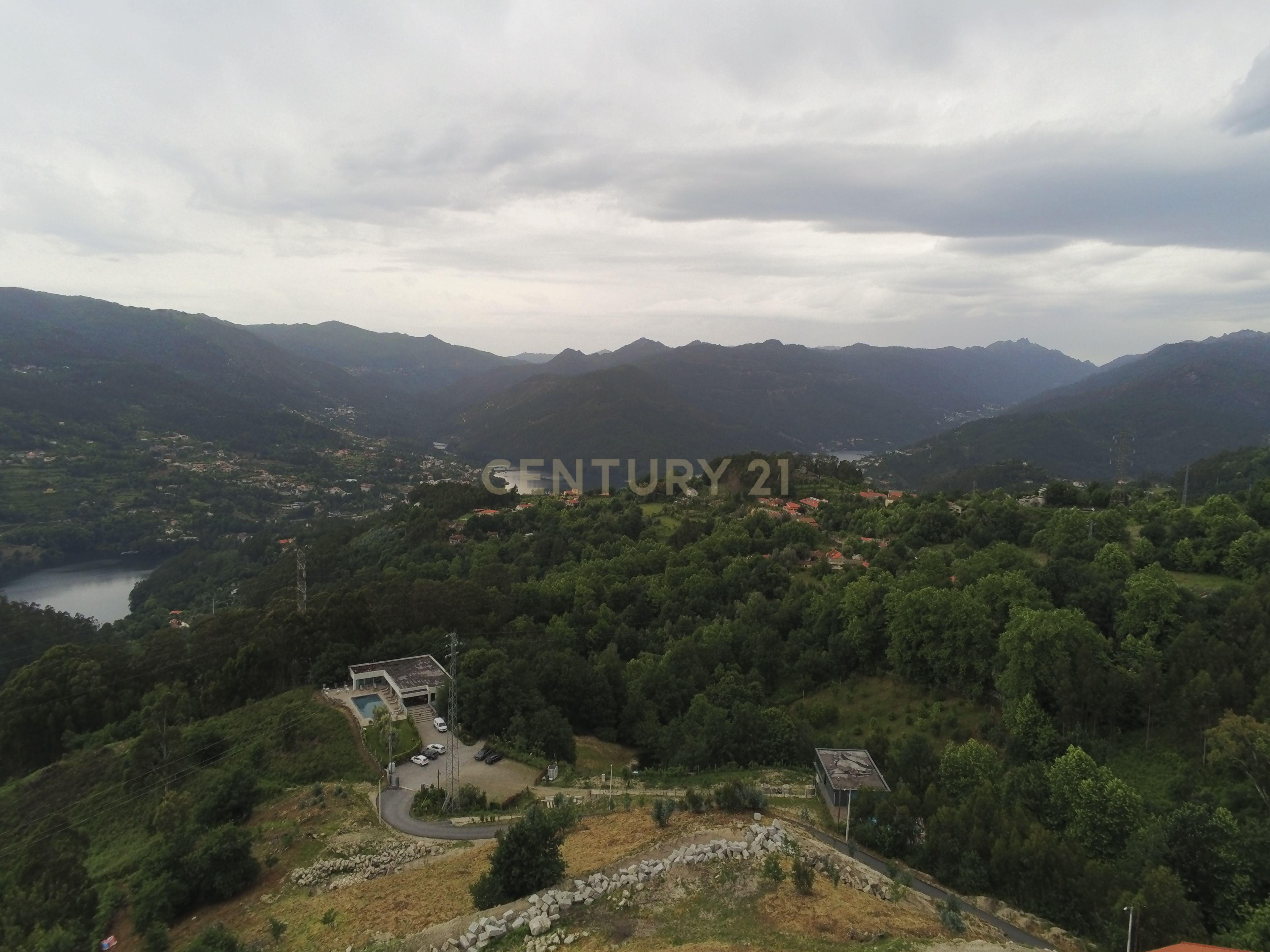 Fotografia 2 de Terreno Único com 2.500 m² e Vistas Deslumbrantes sobre o Rio – Gerês