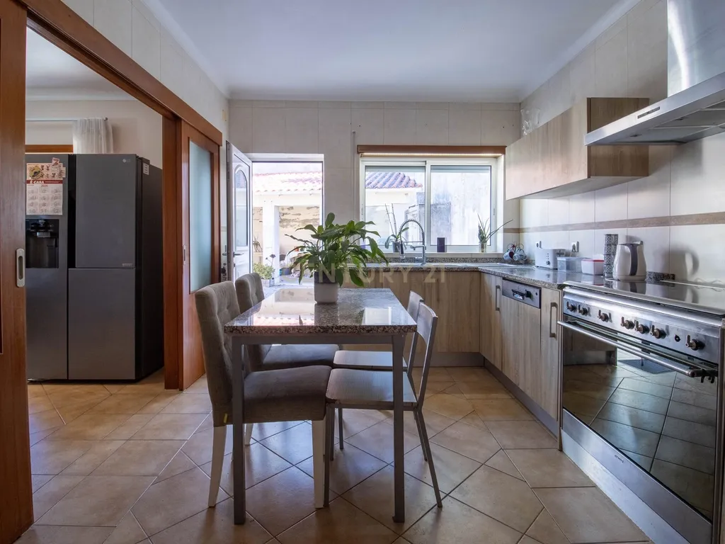 Moradia de arquitetura moderna no Juncal-Porto de Mós - Image 6