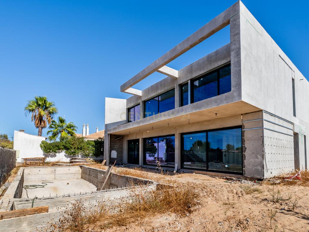 Moradia T5 contemporânea em construção avançada com piscina | Álamos, Guia – Albufeira - Image 31