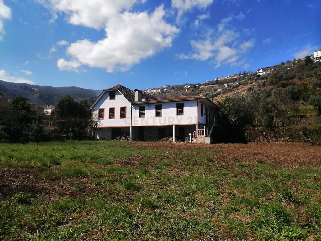 Quinta para Recuperar em Cambres, Lamego com Vista Campestre - Image 1