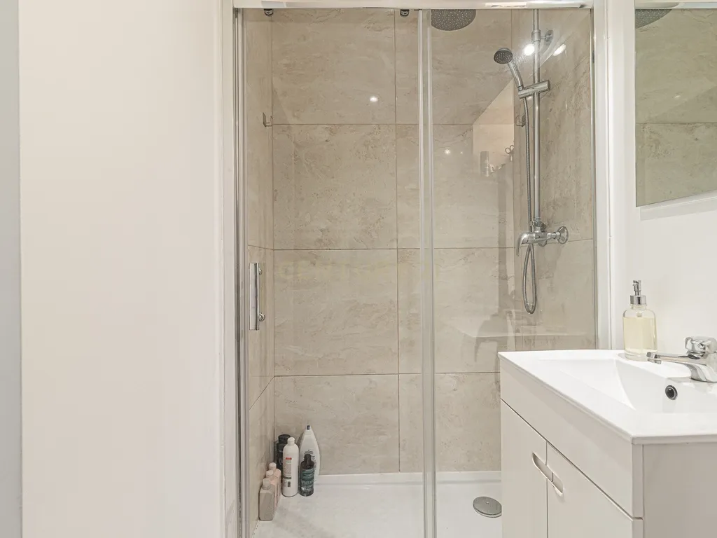 Moradia T2 Renovada em Fanhões – Conforto e Tranquilidade às Portas da Cidade - Image 26