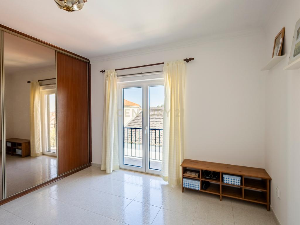 Moradia T2 Geminada com Aproveitamento de Sótão na Quinta do Conde - Image 16