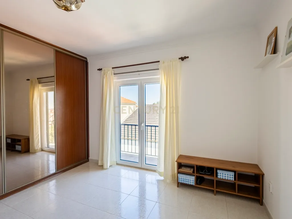 Moradia T2 Geminada com Aproveitamento de Sótão na Quinta do Conde - Image 16