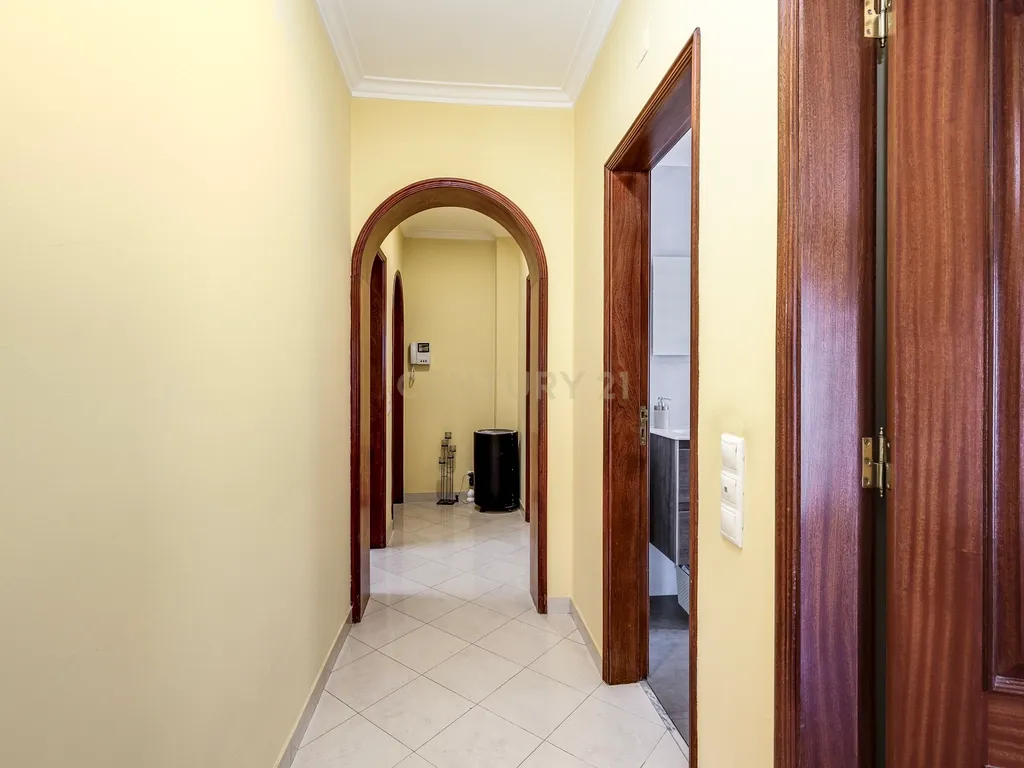 Andar de Moradia T2 com espaço exterior - Image 8