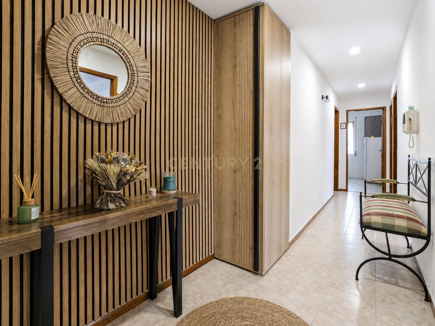 Fotografia 3 de T2 REMODELADO COM EXCELENTES ÁREAS, ELEVADOR E GARAGEM | MOBILADO