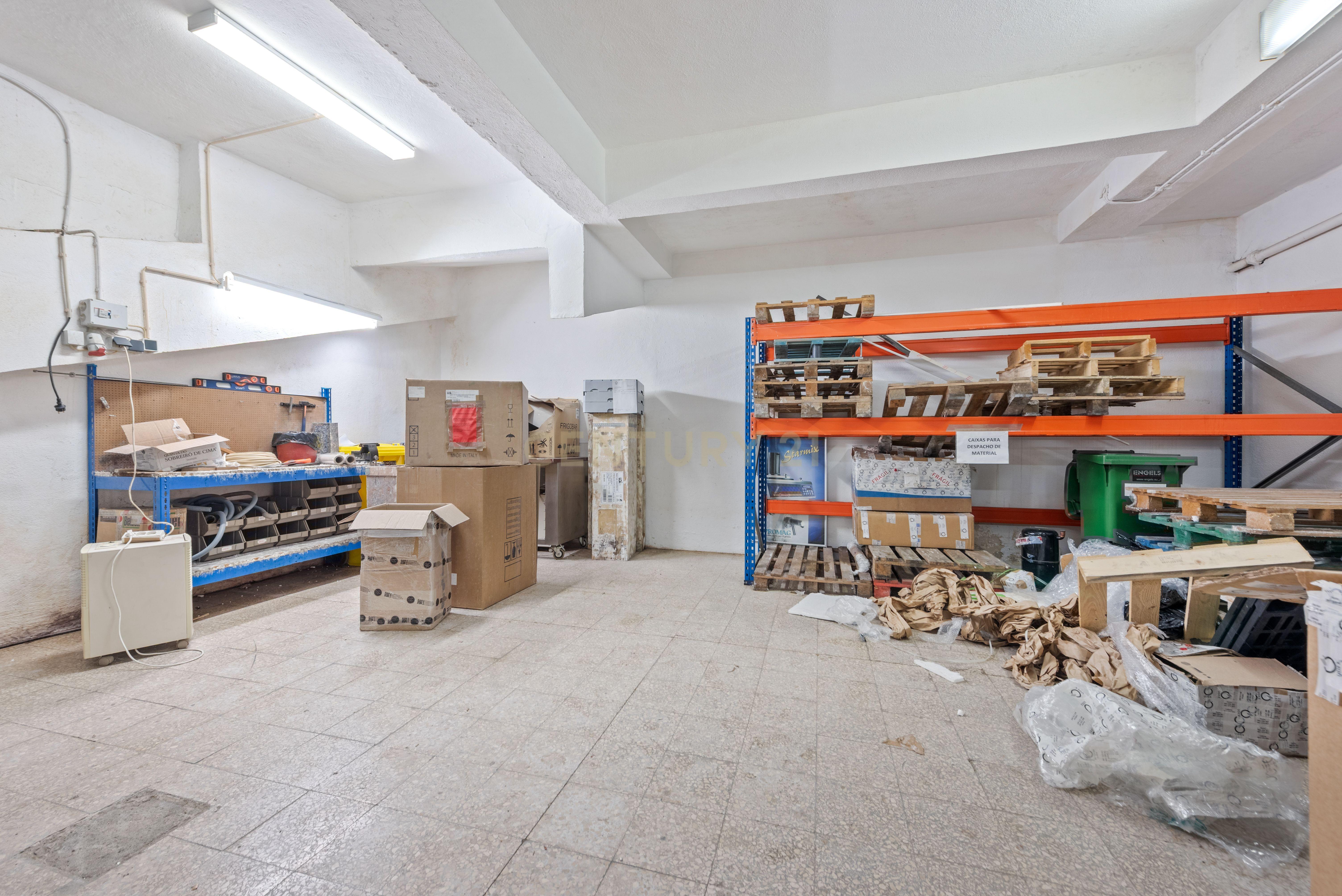 Fotografia 8 de Loja com cerca de 300 m², armazém e monta-cargas no Olival Basto