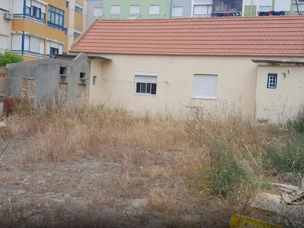 LOTE DE TERRENO PARA CONSTRUÇÃO DE MORADIA - Image 1
