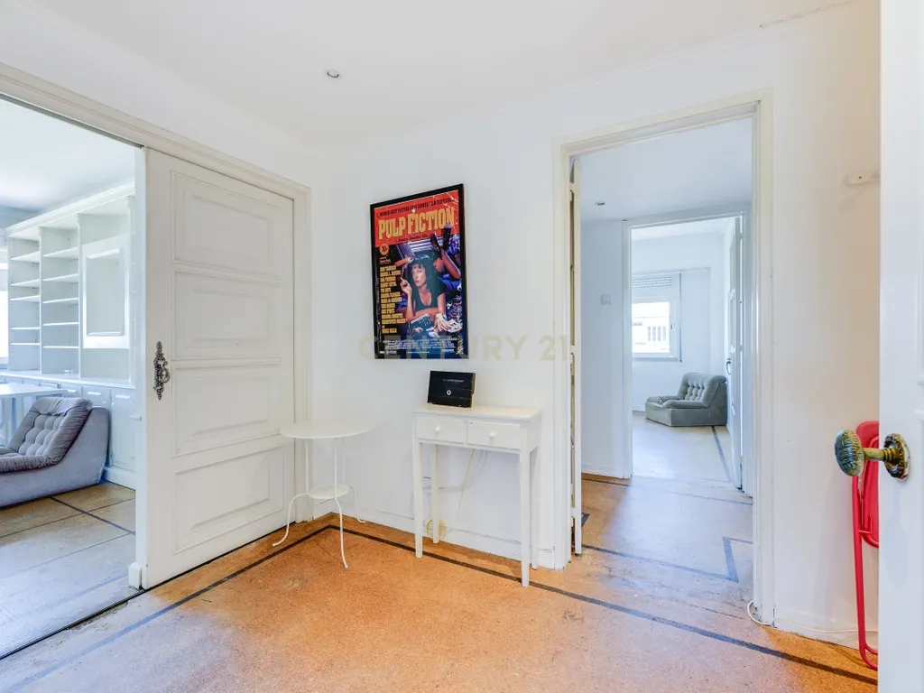 Apartamento T4 para Remodelação no Coração dos Olivais, com Vista Fantástica - Image 17