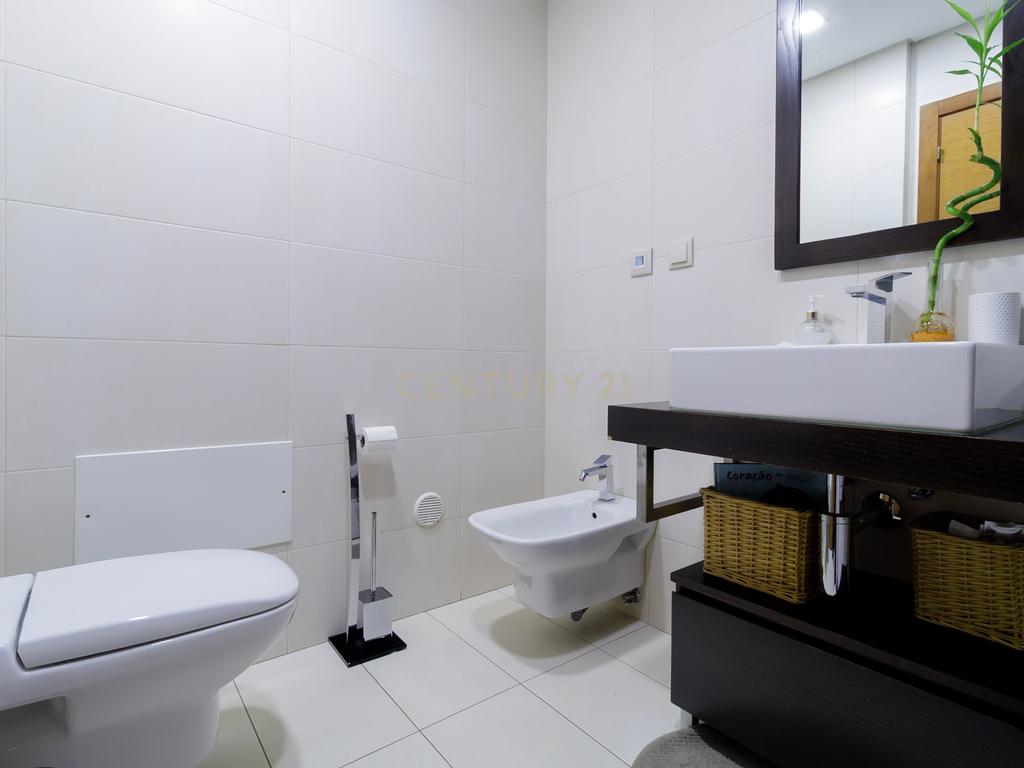 Fantástico T2+2 em Condomínio Fechado com Piscina e Ginásio - Image 19