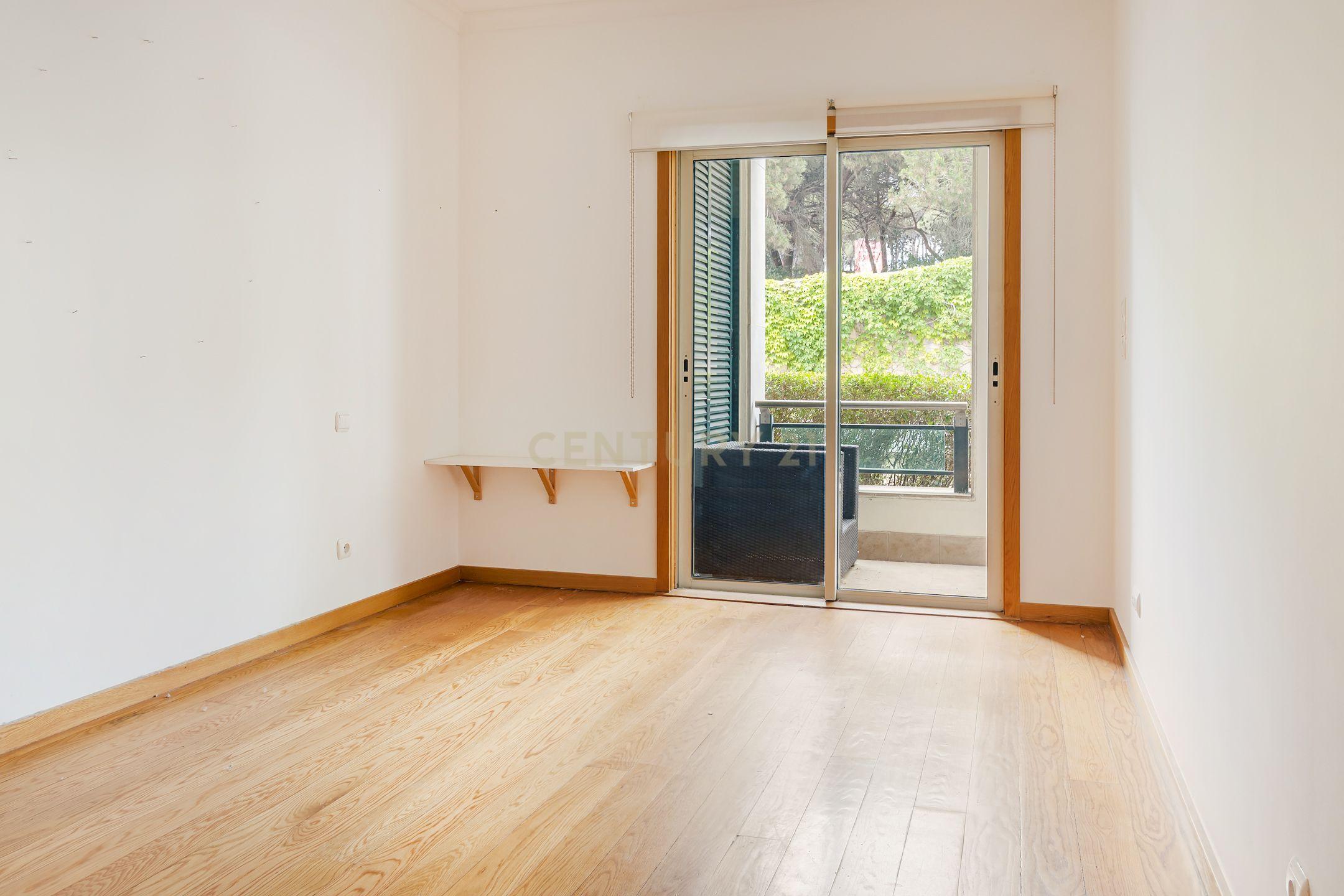 Fotografia 6 de Apartamento T1 com segurança privada, piscina, garagem e arrecadação no condomínio Villa Restelo, Belém. Para Arrendar!