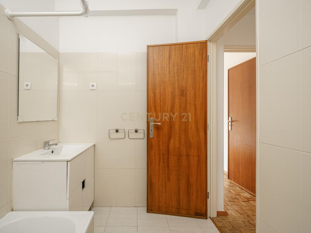 T3 Remodelado no Centro de Setúbal- Campo dos Arcos - Image 11