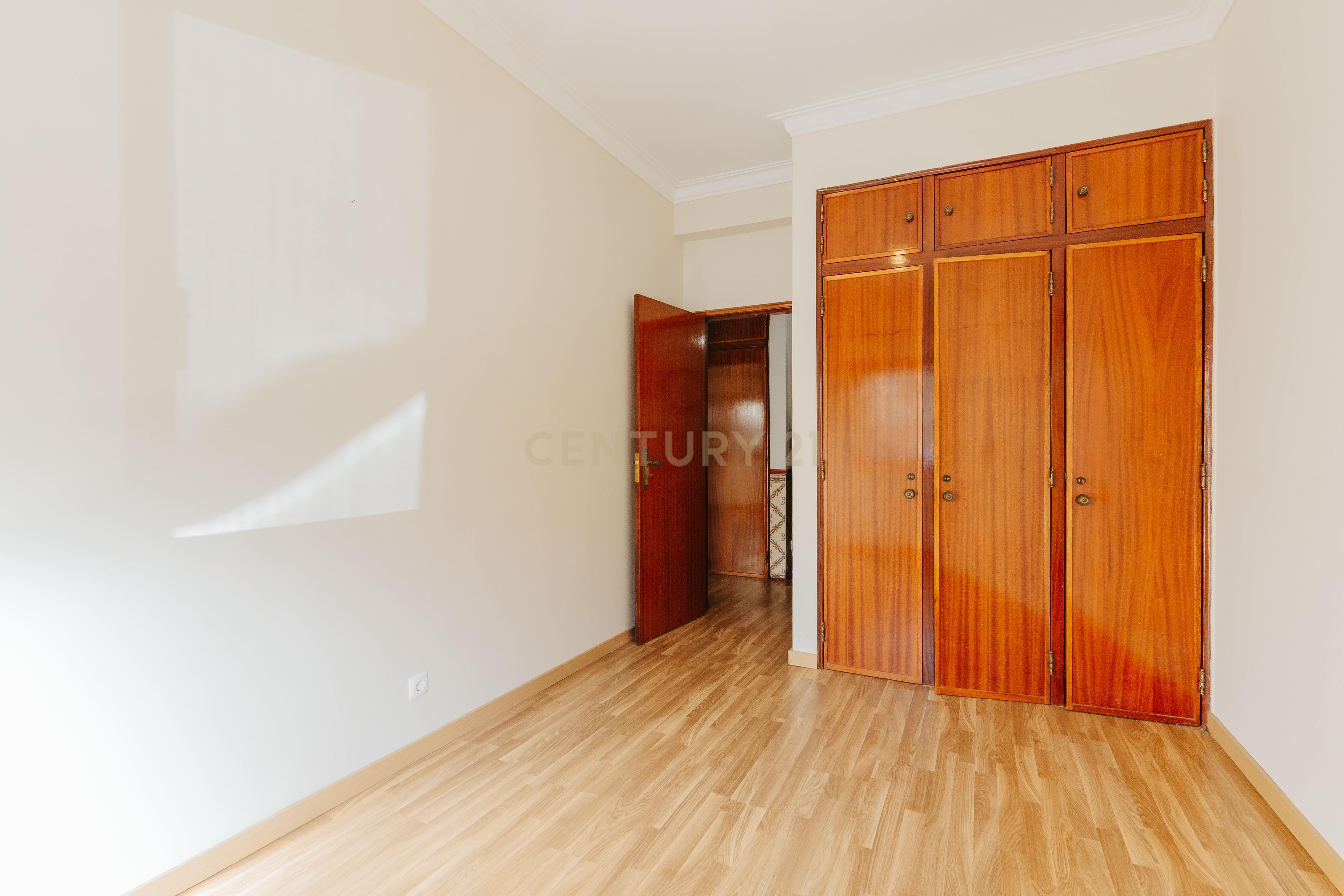 Fotografia 5 de T2 junto a estação CP Amadora