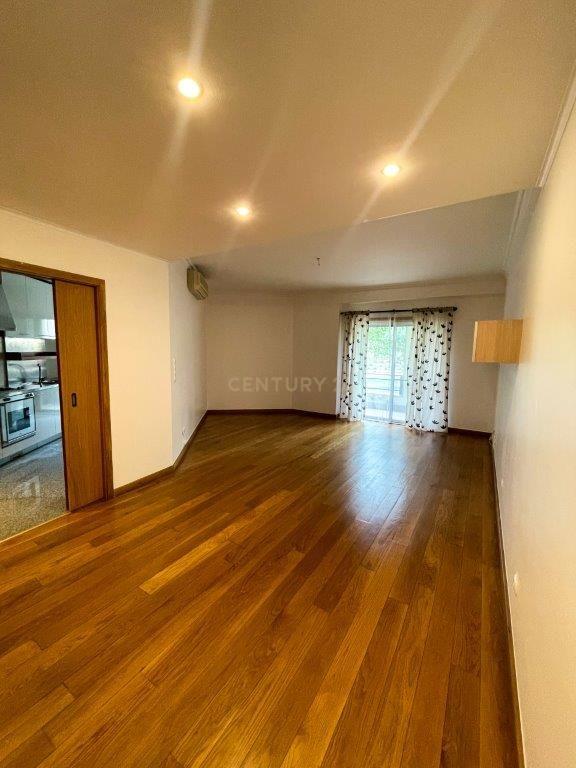 Apartamento T1 com piscina, garagem e arrecadação no condomínio Villa Restelo, Belém. Em Arrendamento! - Image 1