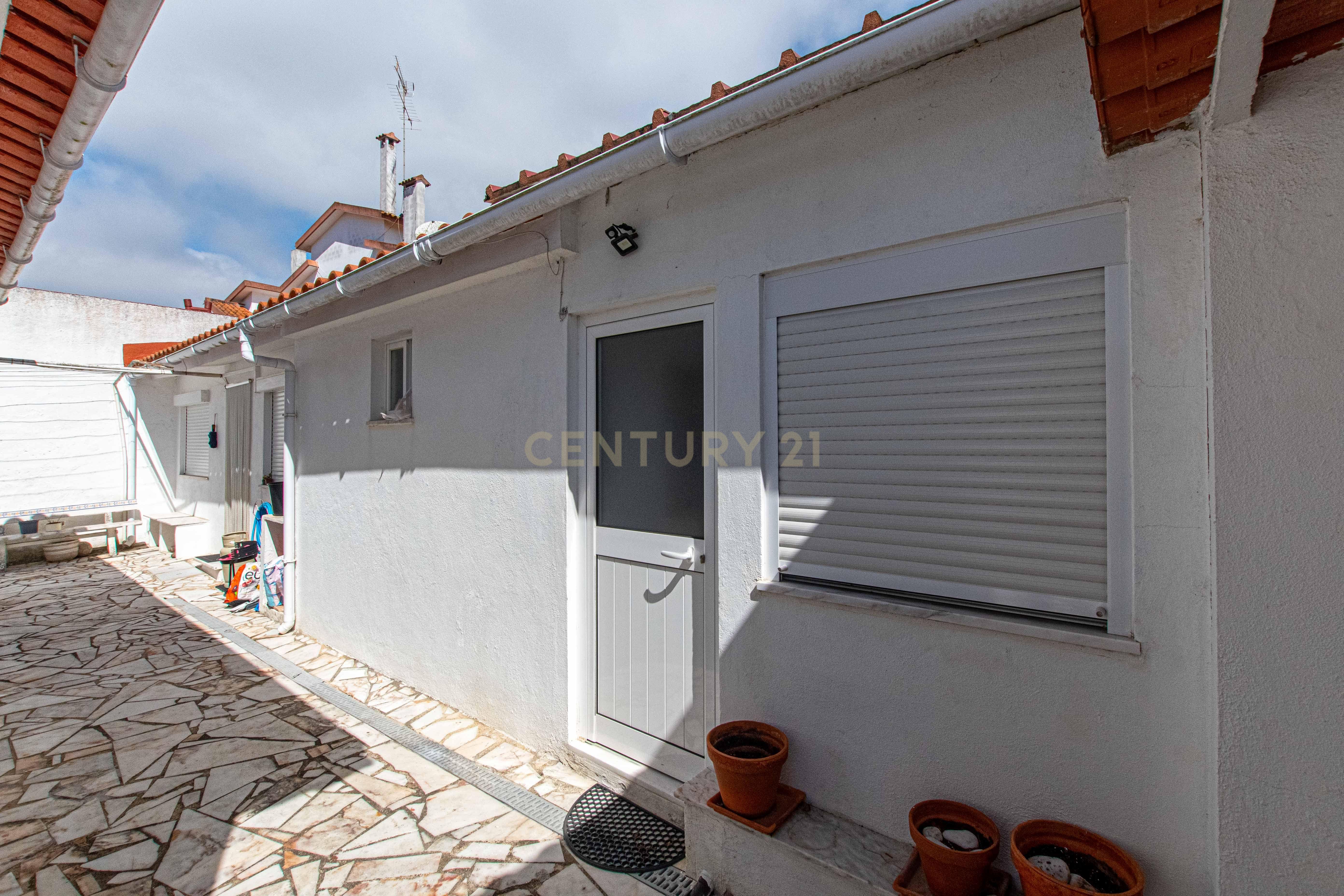 Fotografia 7 de Moradia T2, num terreno com 299m2, em Caneças - Odivelas