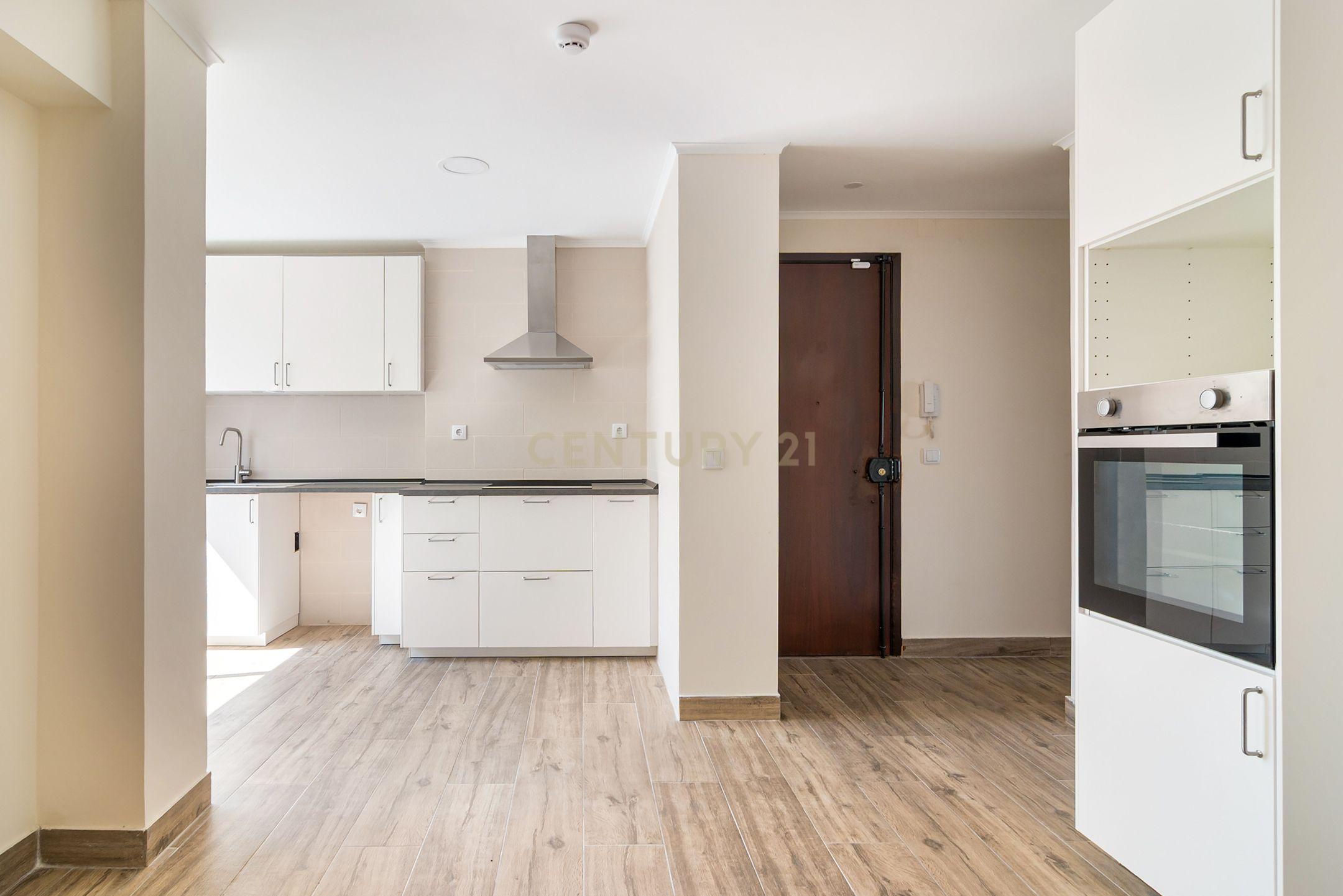 T2 com 130 m² para Arrendamento | Varanda com Vista para Jardim | Elevador - Image 9