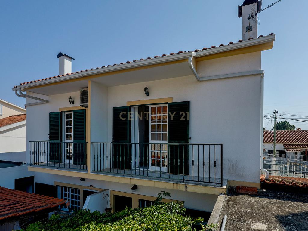 Moradia T3 com Garagem, Espaço Exterior e Sótão Aproveitável na Quinta do Conde - Image 26