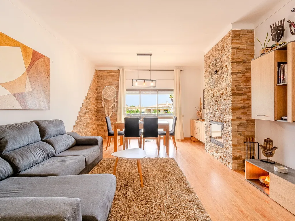 Apartamento T2 de 105m2 com Varanda e Vista Campo – Páteo, Albufeira - Image 2