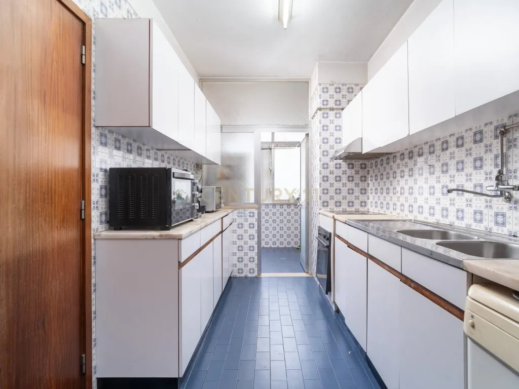Apartamento T4 transformado em T3, com Arrecadação e Garagem – Rua Alves Redol, Porto - Image 16