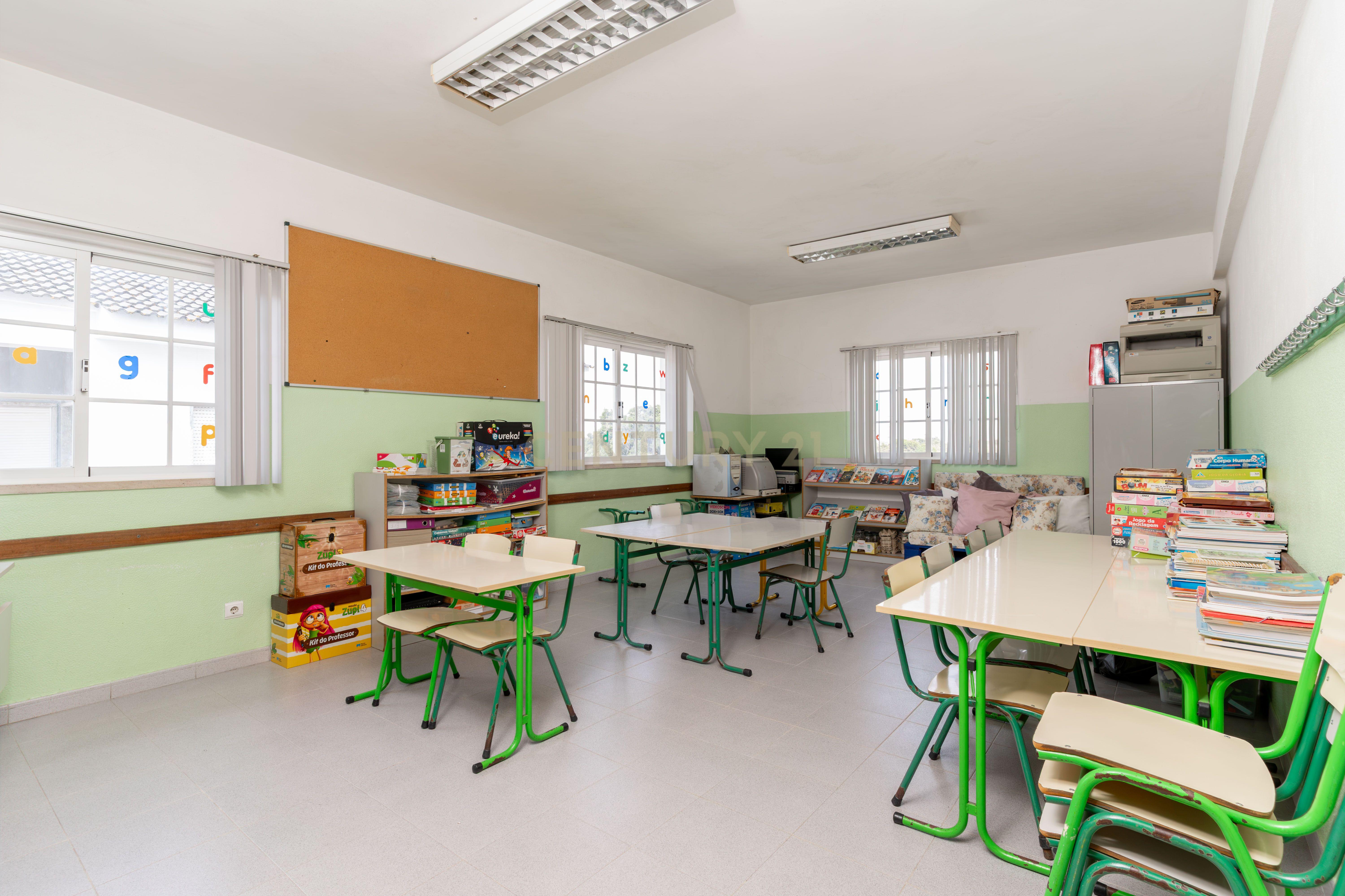 Fotografia 4 de Excelente Oportunidade de Investimento na Arrentela - Espaço Comercial com Potencial