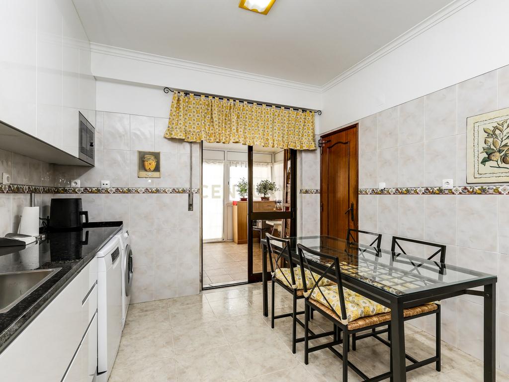 Apartamento T3 com Terraço Privativo e Jacuzzi – Alto da Brandoa            - Image 2