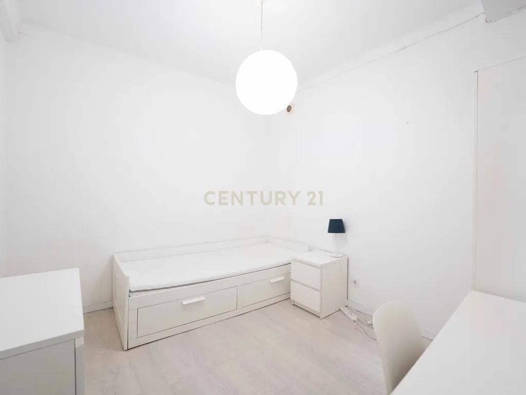 Venda | Apartamento T2 + Sala convertida em dois quartos | Mobilado e equipado na Rua Padre António Vieira em Coimbra - Image 9