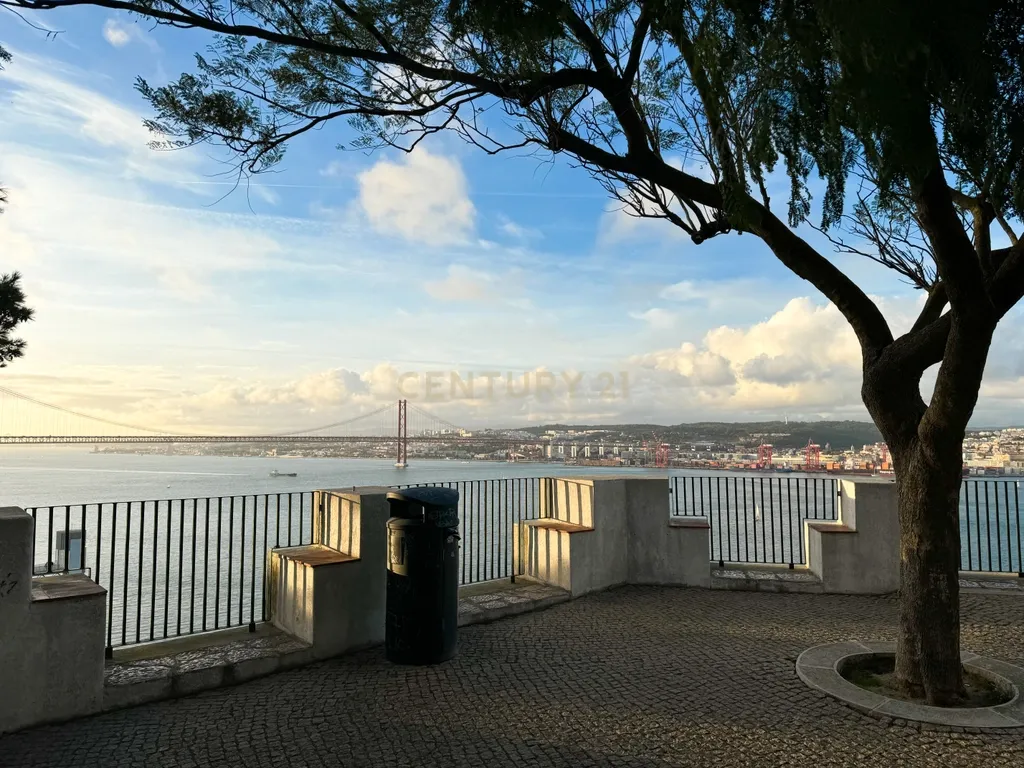 Apartamento T2 duplex mobilado para arrendamento em Almada - Image 16